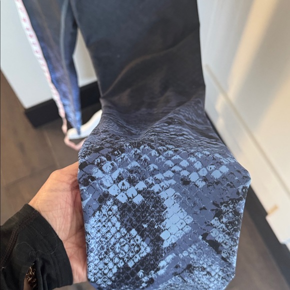 Carbon Snake Print Leggings - Picture 4 of 5